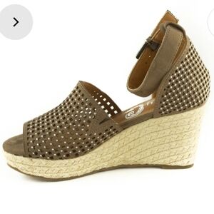 Very G Brown Peep-Toe Sandals